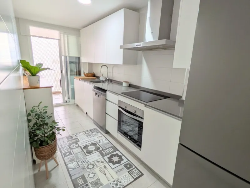 This exceptional newly built corner duplex penthouse offers an outstanding living experience, bathed in natural light thanks to its privileged south and west orientation. Located in one of Estepona's most desirable residential areas, it provides the perfe