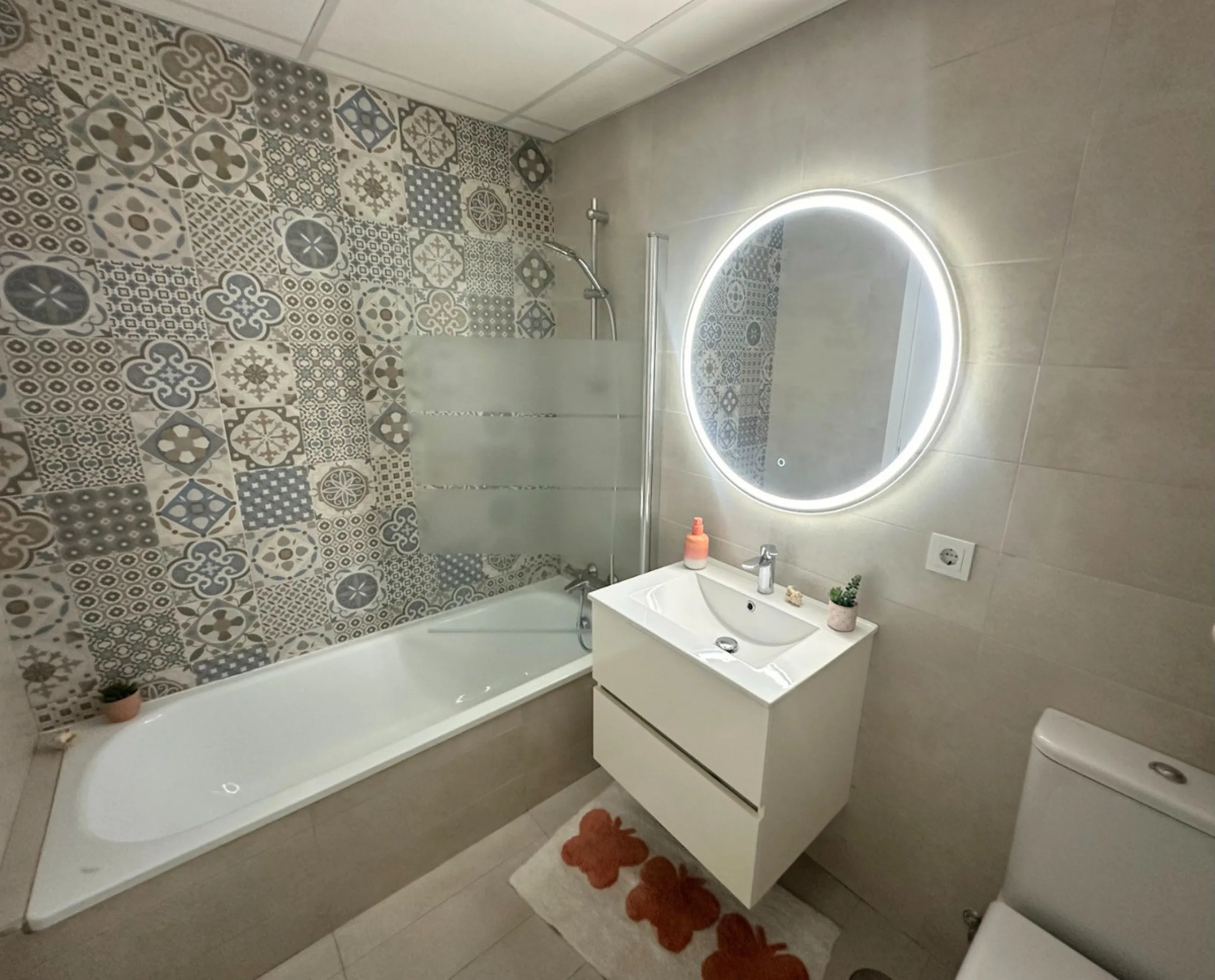 This exceptional newly built corner duplex penthouse offers an outstanding living experience, bathed in natural light thanks to its privileged south and west orientation. Located in one of Estepona's most desirable residential areas, it provides the perfe