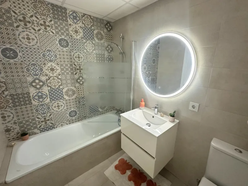 This exceptional newly built corner duplex penthouse offers an outstanding living experience, bathed in natural light thanks to its privileged south and west orientation. Located in one of Estepona's most desirable residential areas, it provides the perfe