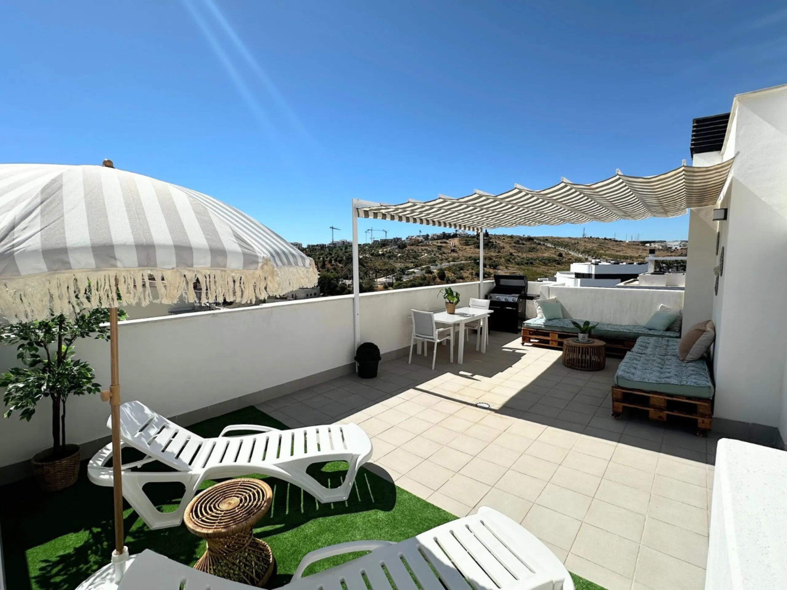 This exceptional newly built corner duplex penthouse offers an outstanding living experience, bathed in natural light thanks to its privileged south and west orientation. Located in one of Estepona's most desirable residential areas, it provides the perfe