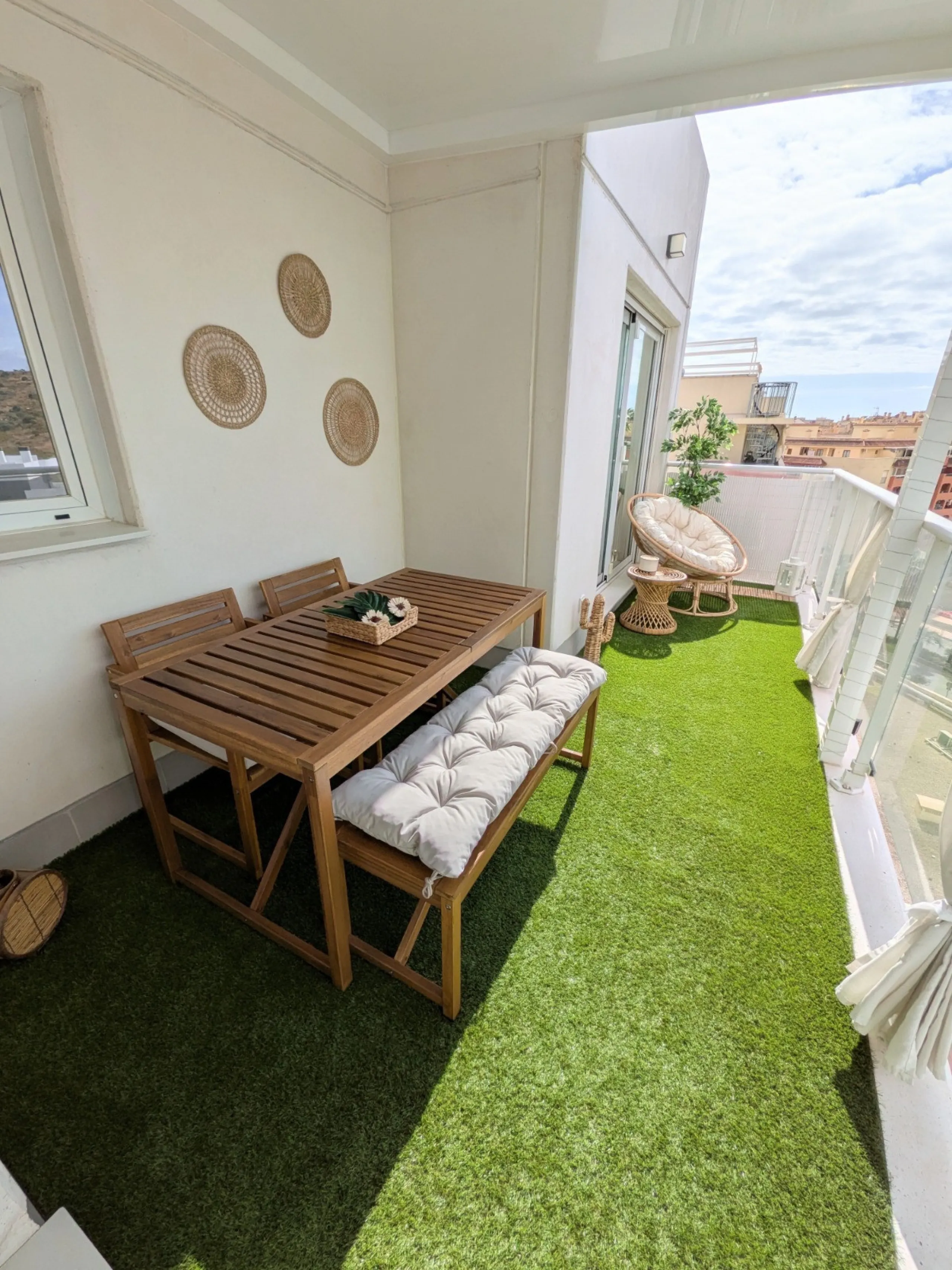 This exceptional newly built corner duplex penthouse offers an outstanding living experience, bathed in natural light thanks to its privileged south and west orientation. Located in one of Estepona's most desirable residential areas, it provides the perfe