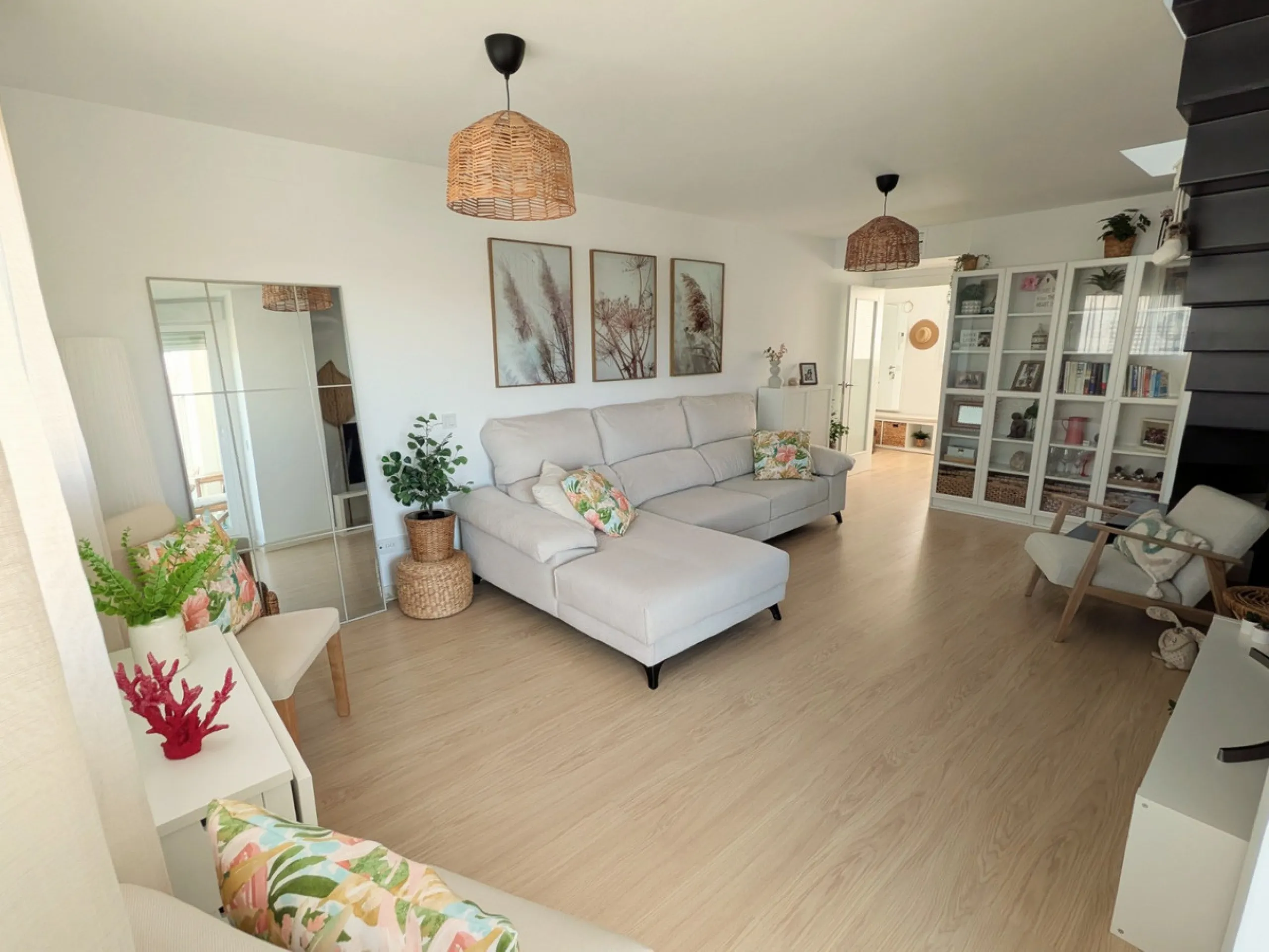 This exceptional newly built corner duplex penthouse offers an outstanding living experience, bathed in natural light thanks to its privileged south and west orientation. Located in one of Estepona's most desirable residential areas, it provides the perfe