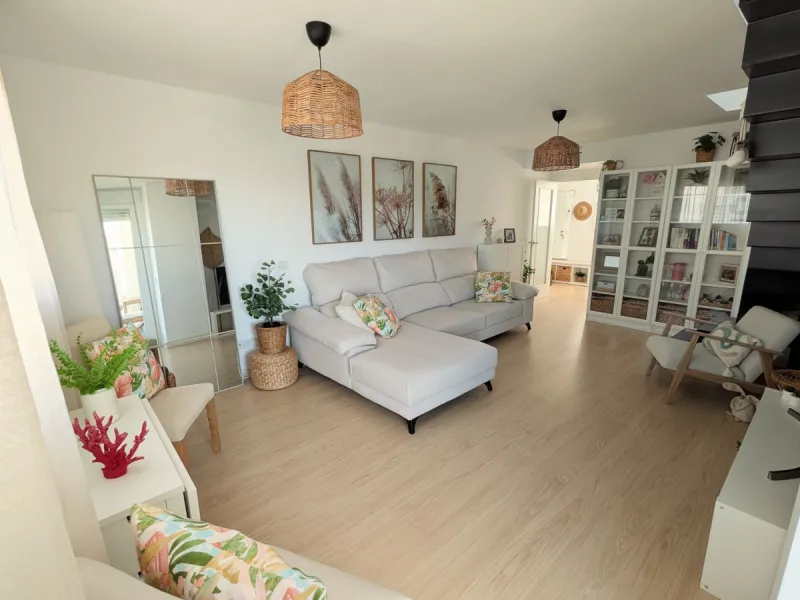 This exceptional newly built corner duplex penthouse offers an outstanding living experience, bathed in natural light thanks to its privileged south and west orientation. Located in one of Estepona's most desirable residential areas, it provides the perfe