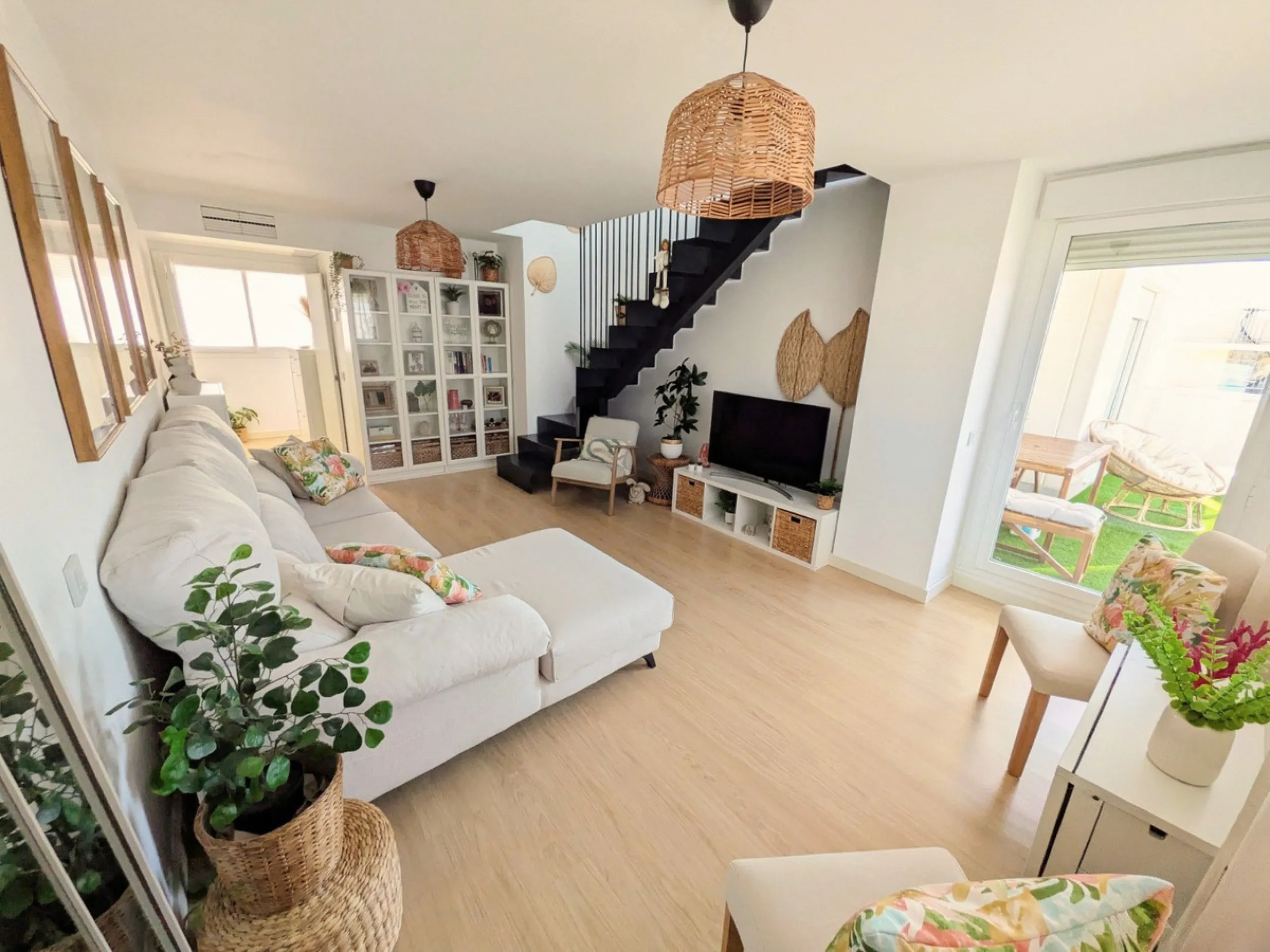 This exceptional newly built corner duplex penthouse offers an outstanding living experience, bathed in natural light thanks to its privileged south and west orientation. Located in one of Estepona's most desirable residential areas, it provides the perfe