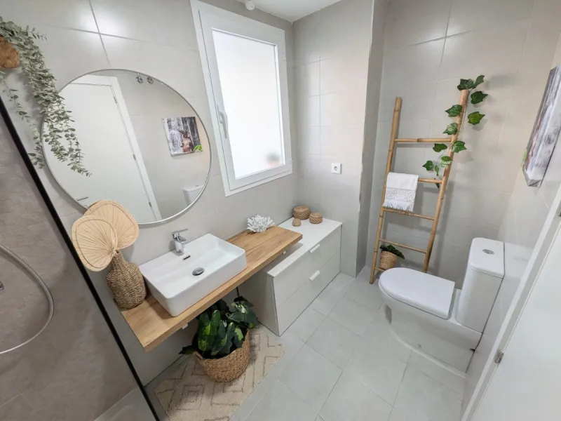 This exceptional newly built corner duplex penthouse offers an outstanding living experience, bathed in natural light thanks to its privileged south and west orientation. Located in one of Estepona's most desirable residential areas, it provides the perfe