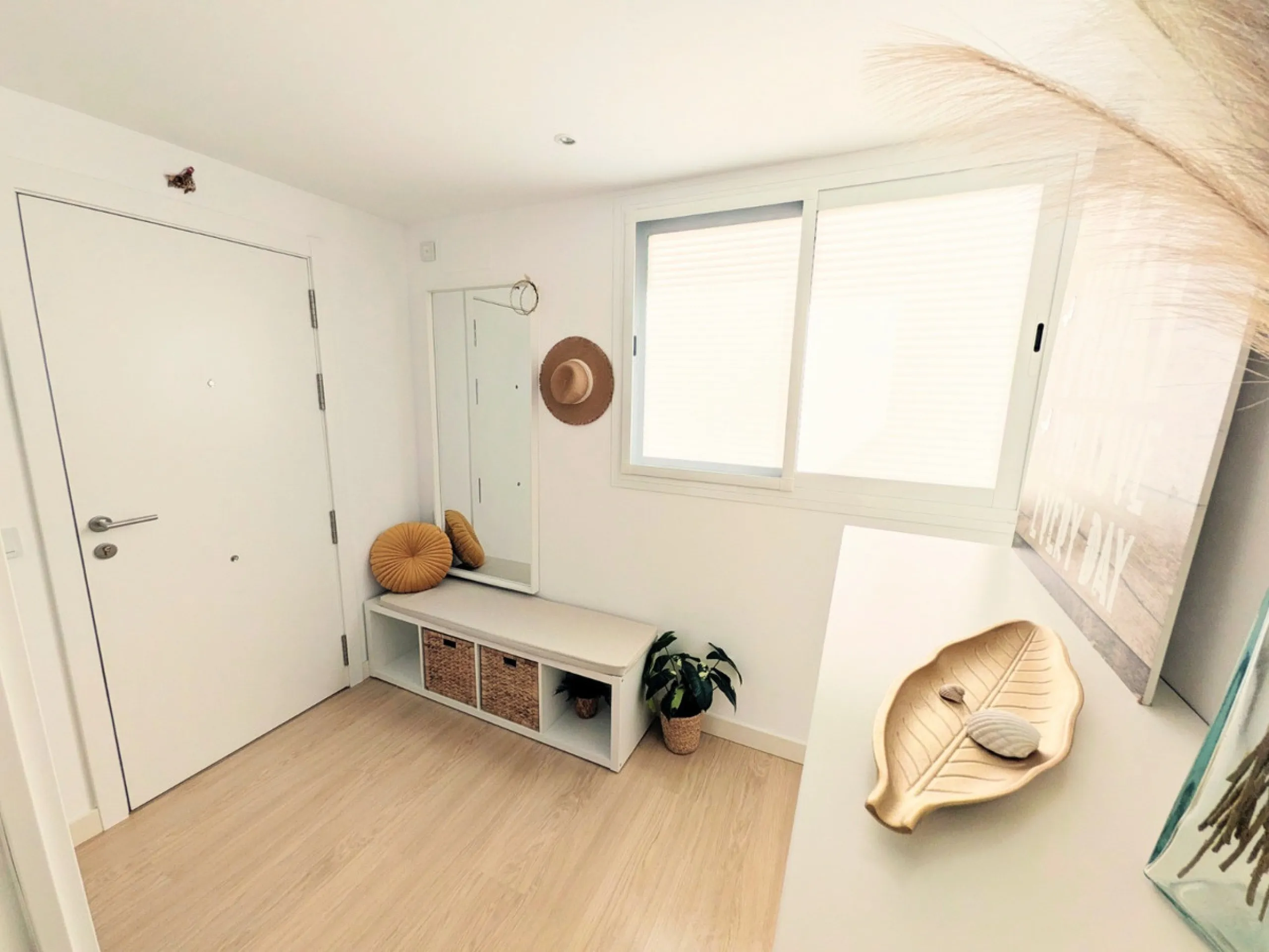 This exceptional newly built corner duplex penthouse offers an outstanding living experience, bathed in natural light thanks to its privileged south and west orientation. Located in one of Estepona's most desirable residential areas, it provides the perfe