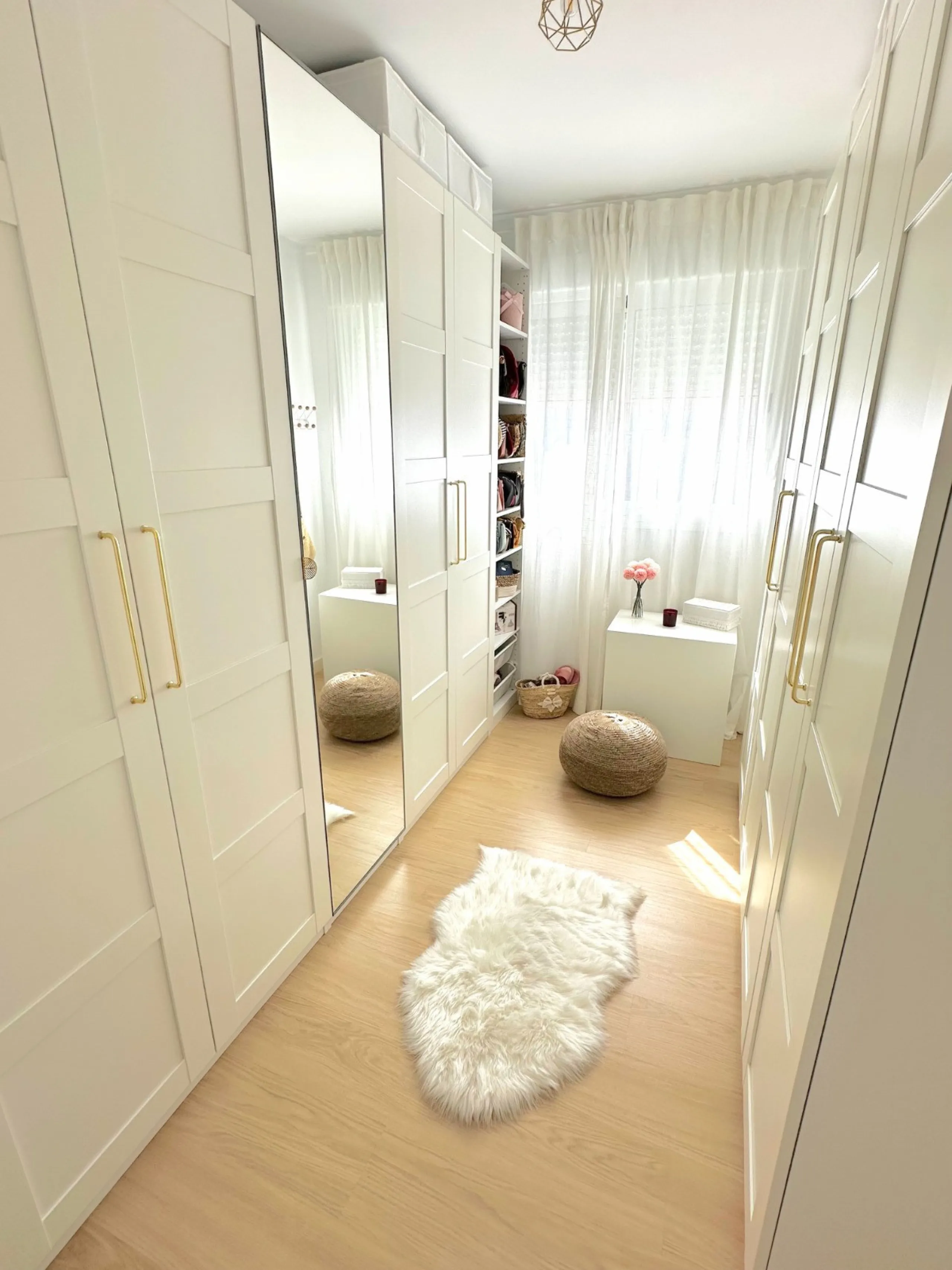 This exceptional newly built corner duplex penthouse offers an outstanding living experience, bathed in natural light thanks to its privileged south and west orientation. Located in one of Estepona's most desirable residential areas, it provides the perfe