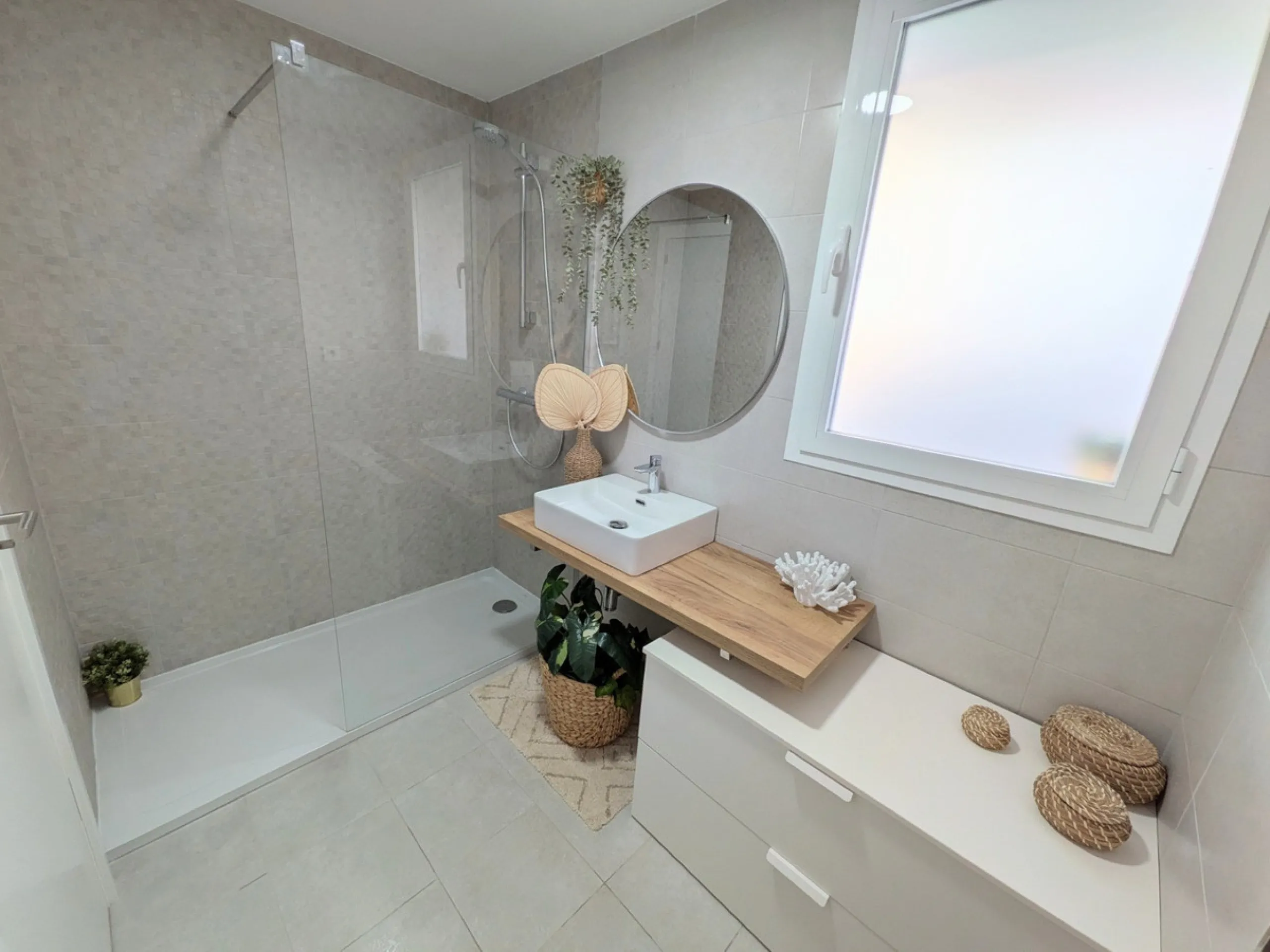 This exceptional newly built corner duplex penthouse offers an outstanding living experience, bathed in natural light thanks to its privileged south and west orientation. Located in one of Estepona's most desirable residential areas, it provides the perfe