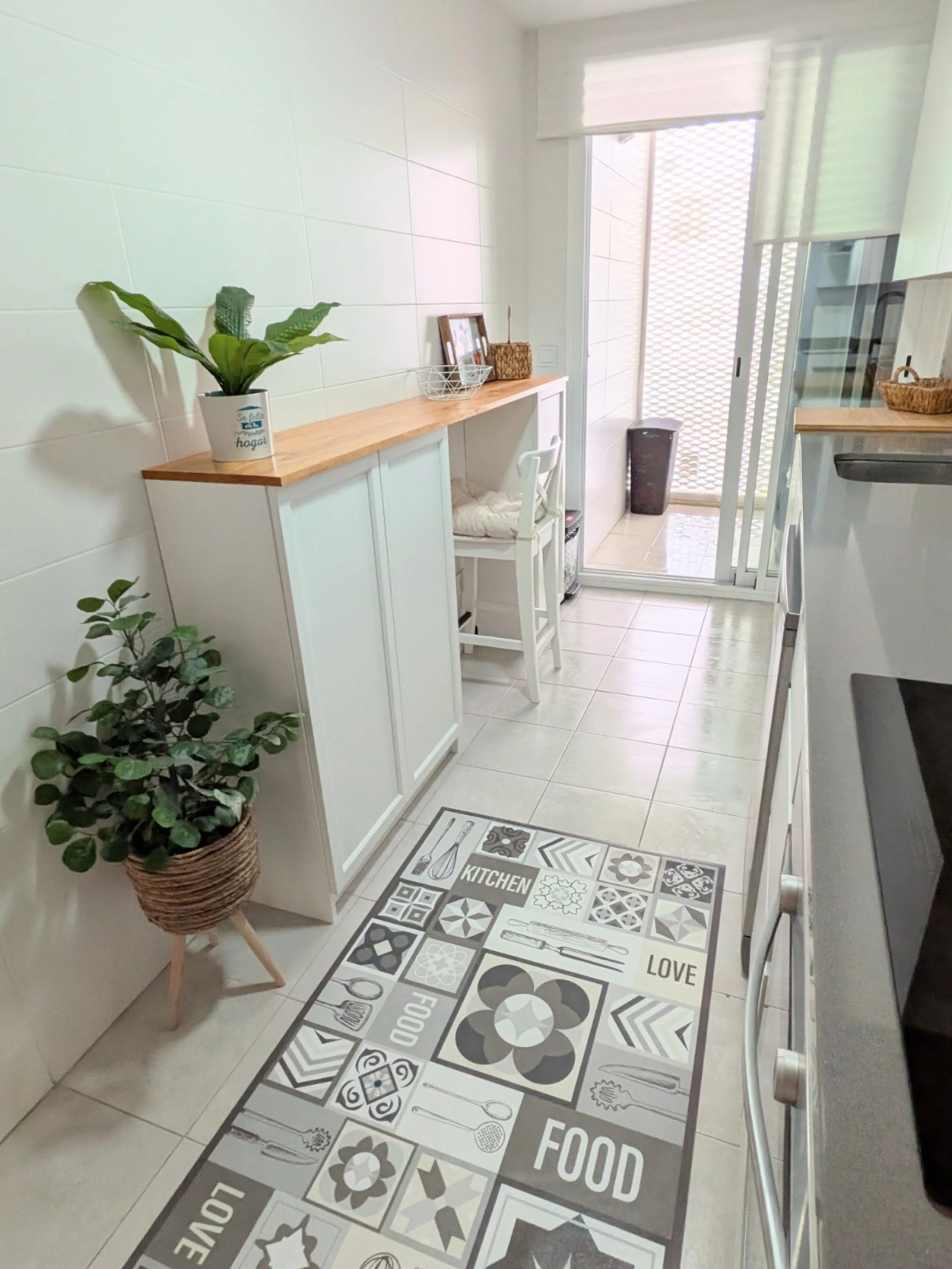 This exceptional newly built corner duplex penthouse offers an outstanding living experience, bathed in natural light thanks to its privileged south and west orientation. Located in one of Estepona's most desirable residential areas, it provides the perfe