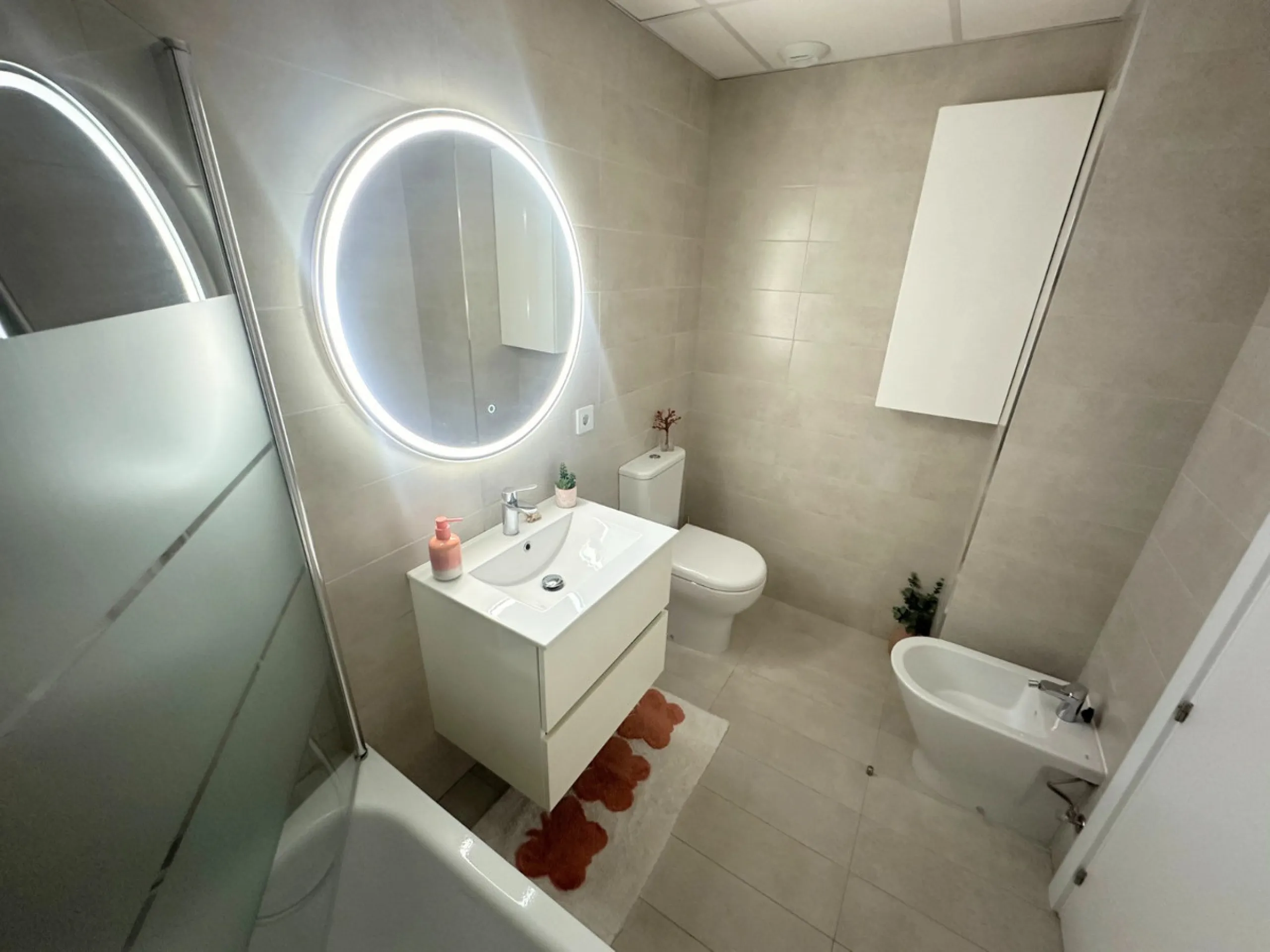 This exceptional newly built corner duplex penthouse offers an outstanding living experience, bathed in natural light thanks to its privileged south and west orientation. Located in one of Estepona's most desirable residential areas, it provides the perfe