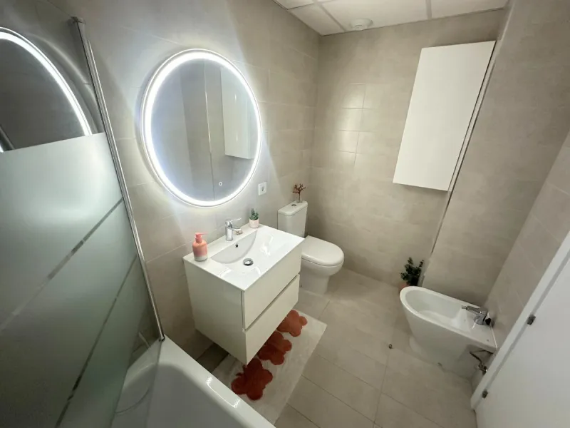 This exceptional newly built corner duplex penthouse offers an outstanding living experience, bathed in natural light thanks to its privileged south and west orientation. Located in one of Estepona's most desirable residential areas, it provides the perfe