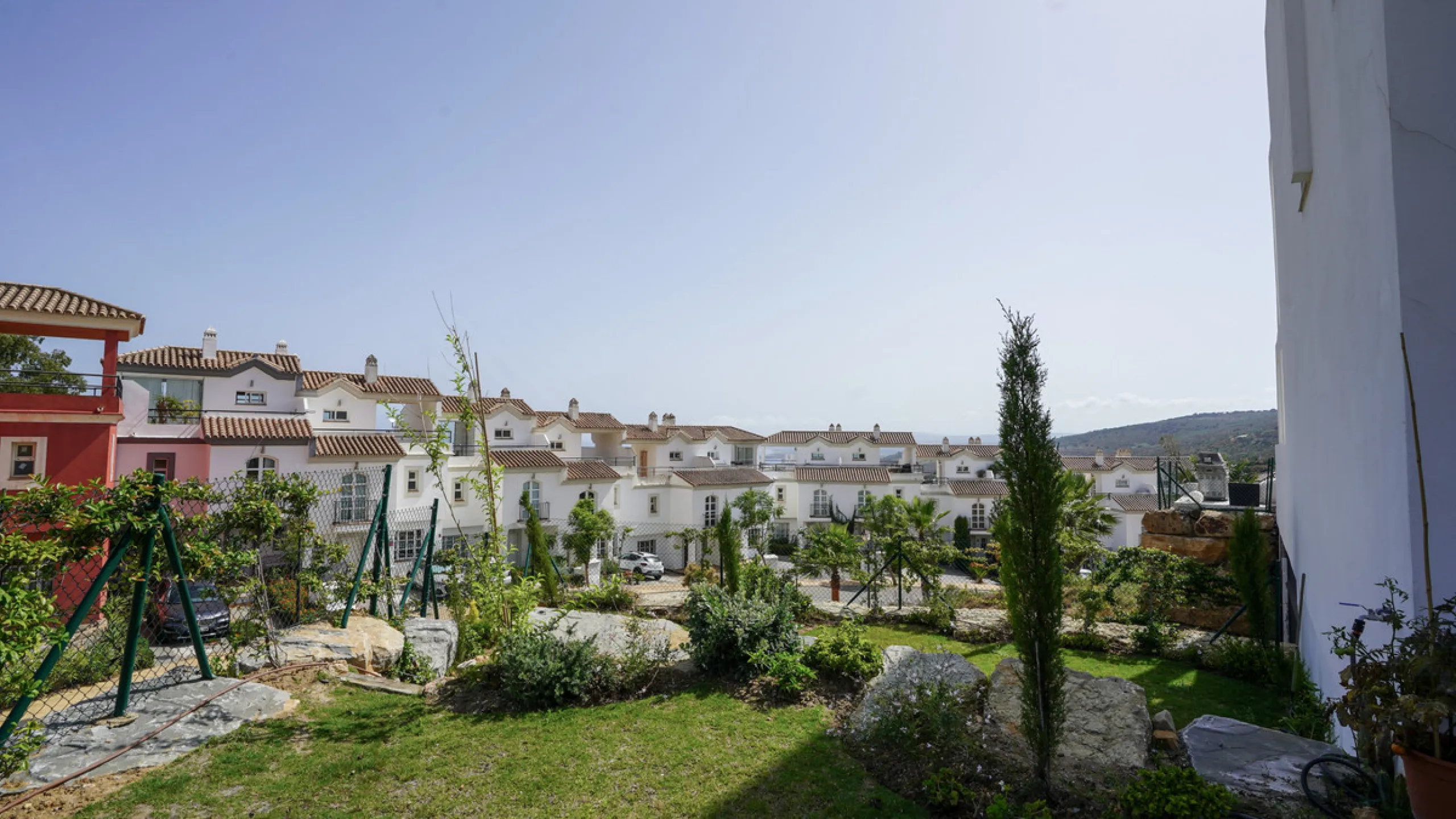 This beautifully furnished 3-bedroom semi-detached house is located in the sought-after Bahía de las Rocas area of Manilva, perfectly positioned between Sotogrande and La Duquesa. Set within a secure gated community, this south-facing property offers brea