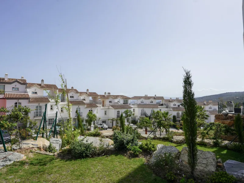 This beautifully furnished 3-bedroom semi-detached house is located in the sought-after Bahía de las Rocas area of Manilva, perfectly positioned between Sotogrande and La Duquesa. Set within a secure gated community, this south-facing property offers brea