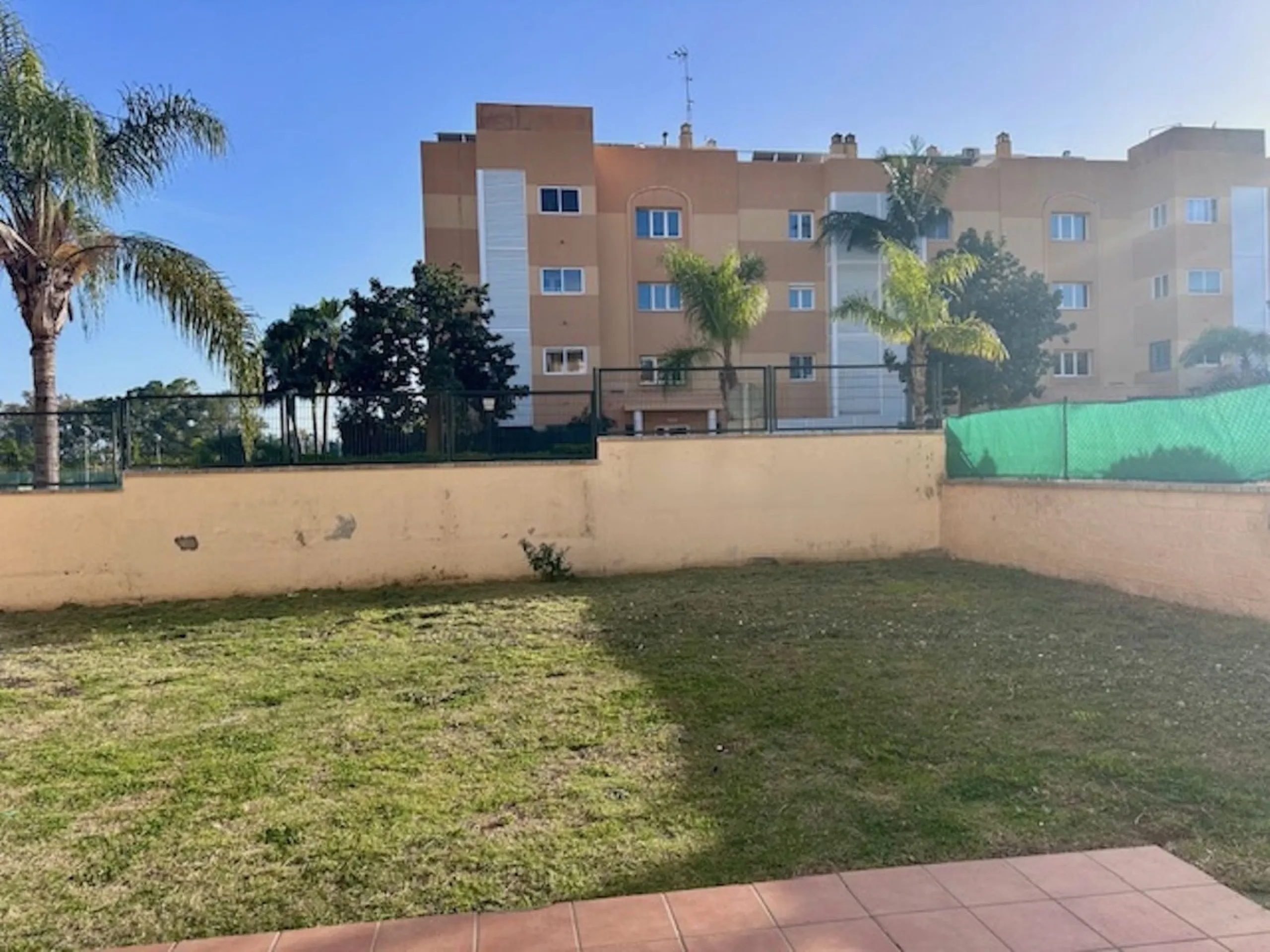 Apartment - Ground Floor Apartment в продаже в Estepona, Málaga. В доме 3 спален и 3 ванных комнат. Площадь дома 87 м²