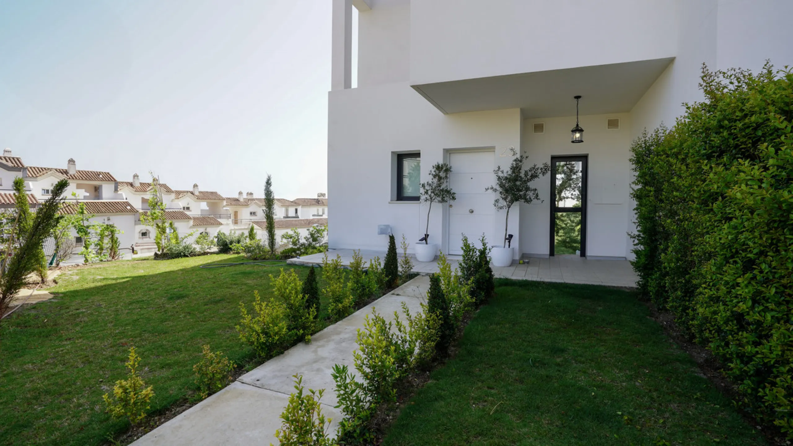 This beautifully furnished 3-bedroom semi-detached house is located in the sought-after Bahía de las Rocas area of Manilva, perfectly positioned between Sotogrande and La Duquesa. Set within a secure gated community, this south-facing property offers brea