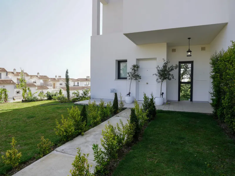 This beautifully furnished 3-bedroom semi-detached house is located in the sought-after Bahía de las Rocas area of Manilva, perfectly positioned between Sotogrande and La Duquesa. Set within a secure gated community, this south-facing property offers brea