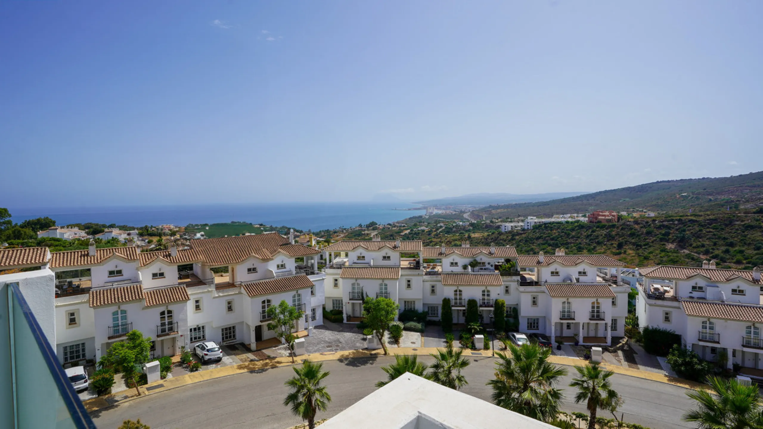 This beautifully furnished 3-bedroom semi-detached house is located in the sought-after Bahía de las Rocas area of Manilva, perfectly positioned between Sotogrande and La Duquesa. Set within a secure gated community, this south-facing property offers brea