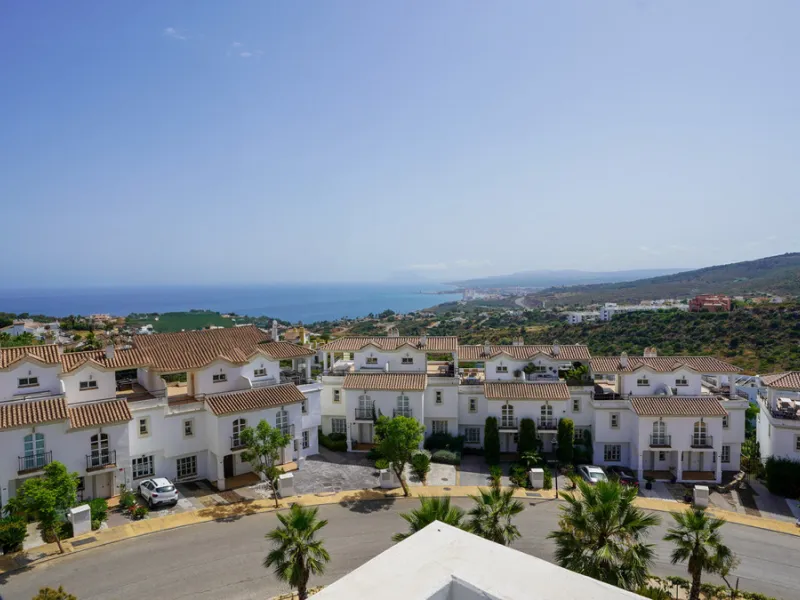 This beautifully furnished 3-bedroom semi-detached house is located in the sought-after Bahía de las Rocas area of Manilva, perfectly positioned between Sotogrande and La Duquesa. Set within a secure gated community, this south-facing property offers brea