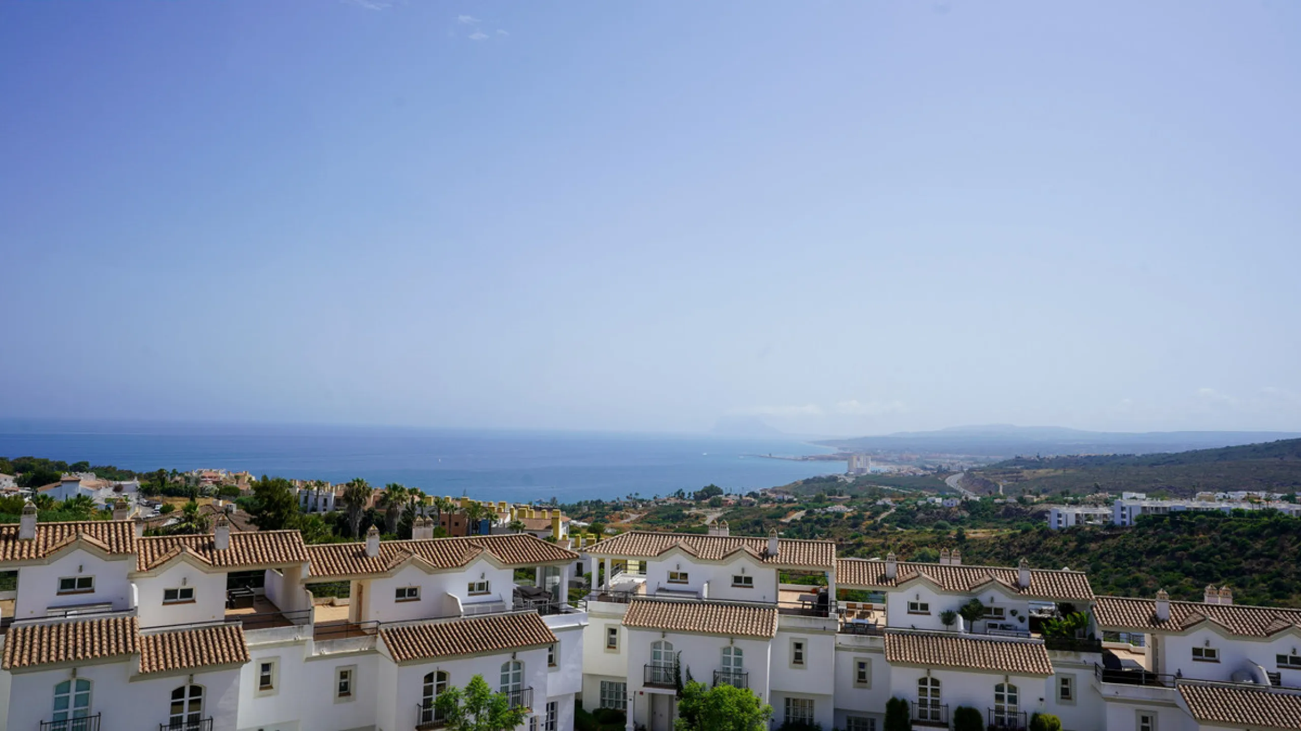 This beautifully furnished 3-bedroom semi-detached house is located in the sought-after Bahía de las Rocas area of Manilva, perfectly positioned between Sotogrande and La Duquesa. Set within a secure gated community, this south-facing property offers brea