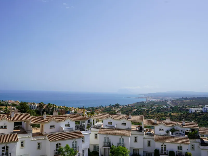 This beautifully furnished 3-bedroom semi-detached house is located in the sought-after Bahía de las Rocas area of Manilva, perfectly positioned between Sotogrande and La Duquesa. Set within a secure gated community, this south-facing property offers brea