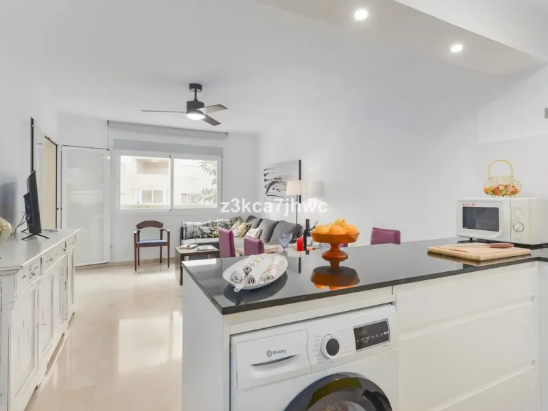 Apartment - Middle Floor Apartment в продаже в Estepona, Málaga. В доме 1 спален и 1 ванных комнат. Площадь дома 64 м²