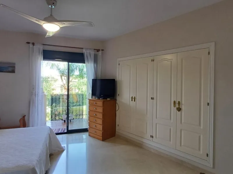Spacious and bright apartment on the first line of Guadalmina Alta Golf.