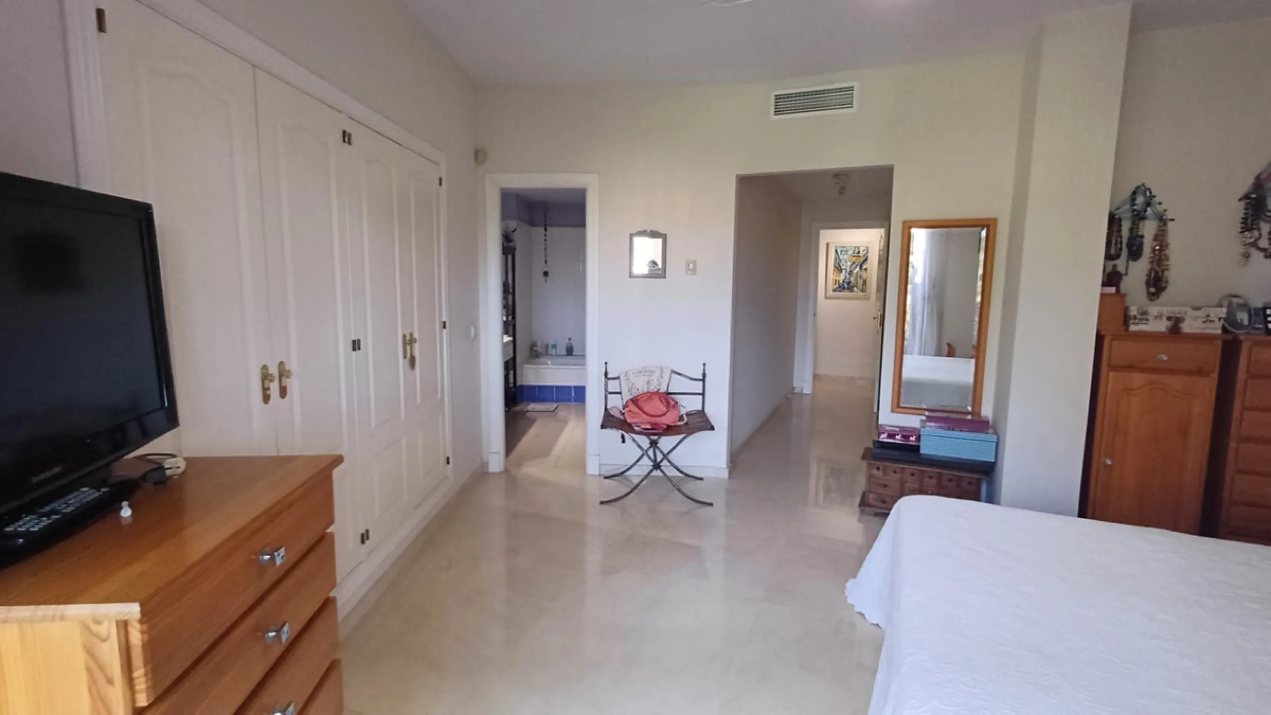 Spacious and bright apartment on the first line of Guadalmina Alta Golf.