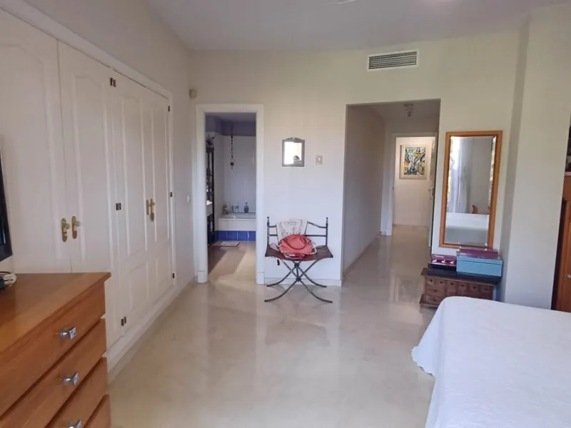 Spacious and bright apartment on the first line of Guadalmina Alta Golf.