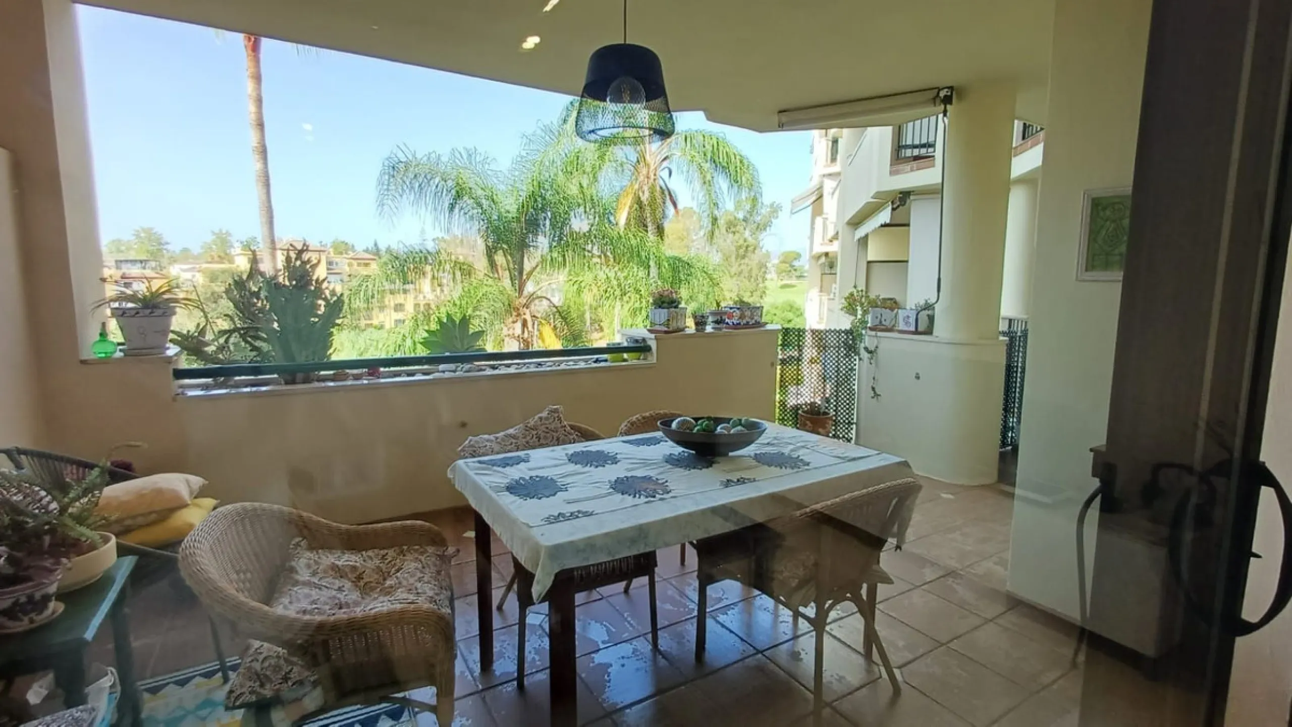 Spacious and bright apartment on the first line of Guadalmina Alta Golf.