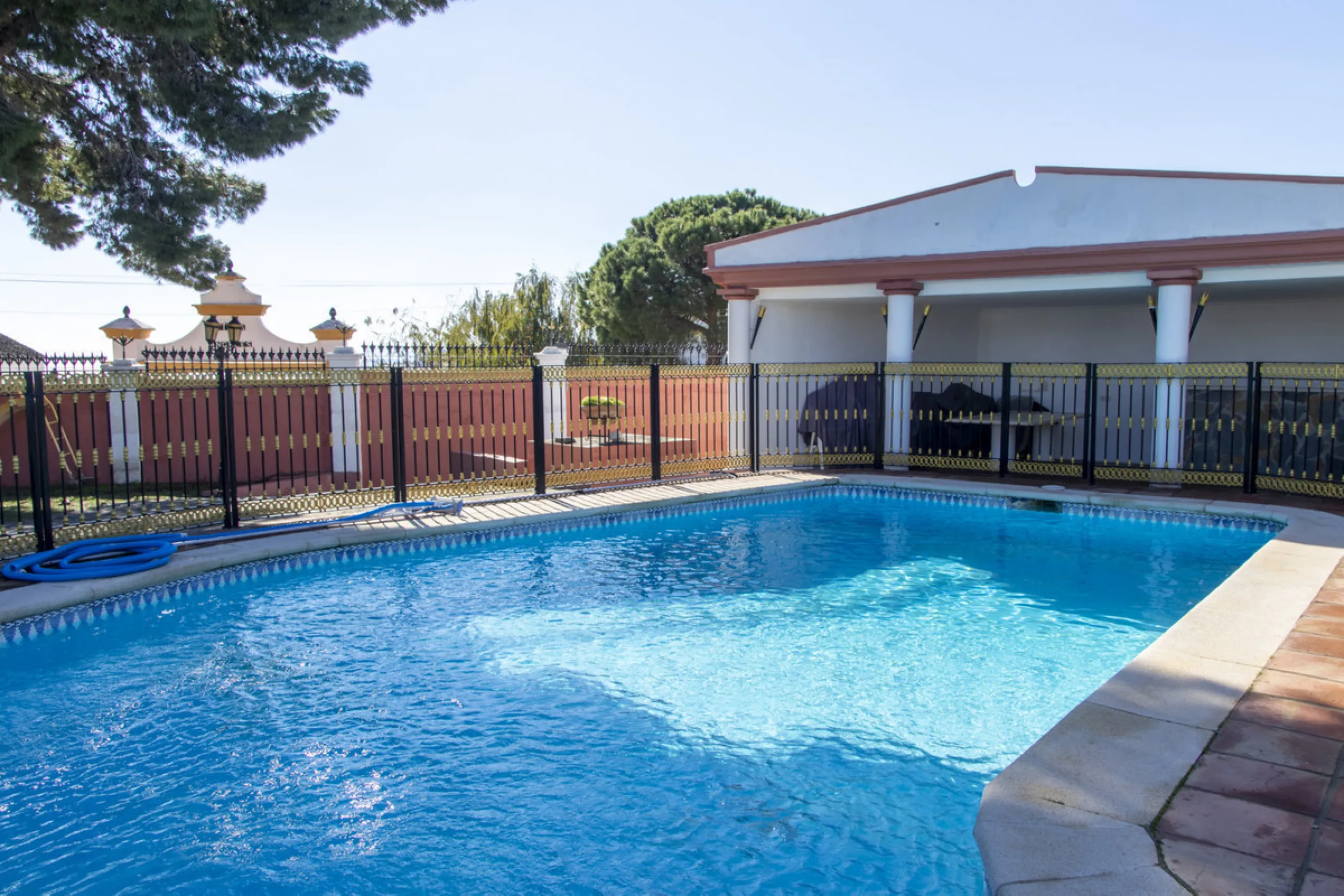 Exquisite villa located in the prestigious La Gaspara area of ​​Estepona, occupying a spacious plot of approximately 2,500 square meters, perfectly facing south.