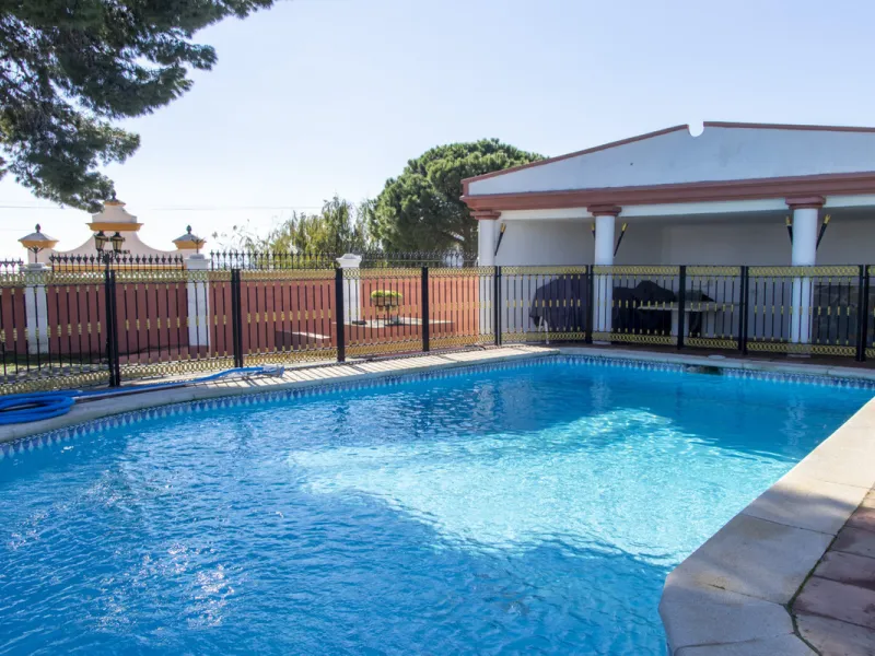 Exquisite villa located in the prestigious La Gaspara area of ​​Estepona, occupying a spacious plot of approximately 2,500 square meters, perfectly facing south.