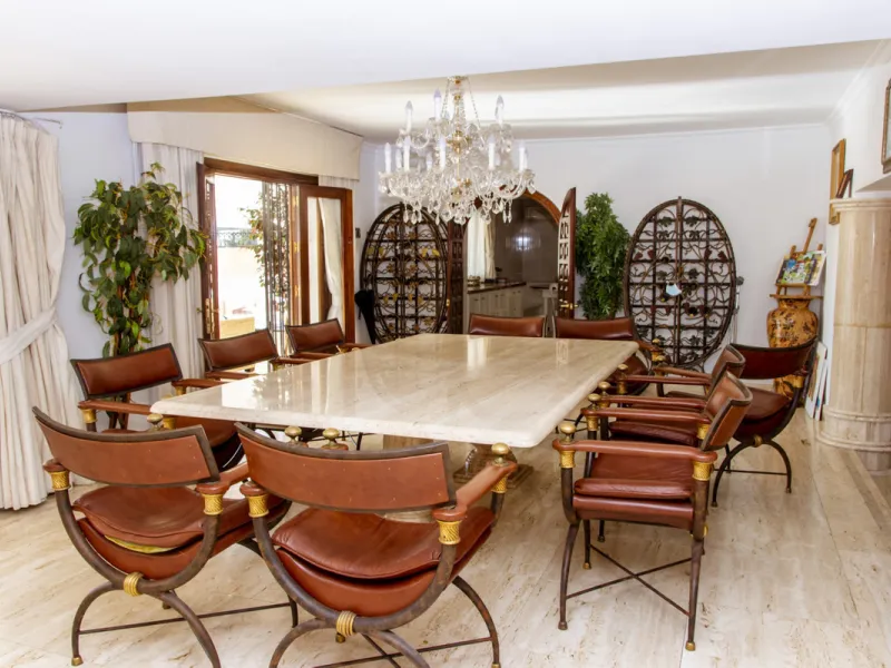 Exquisite villa located in the prestigious La Gaspara area of ​​Estepona, occupying a spacious plot of approximately 2,500 square meters, perfectly facing south.