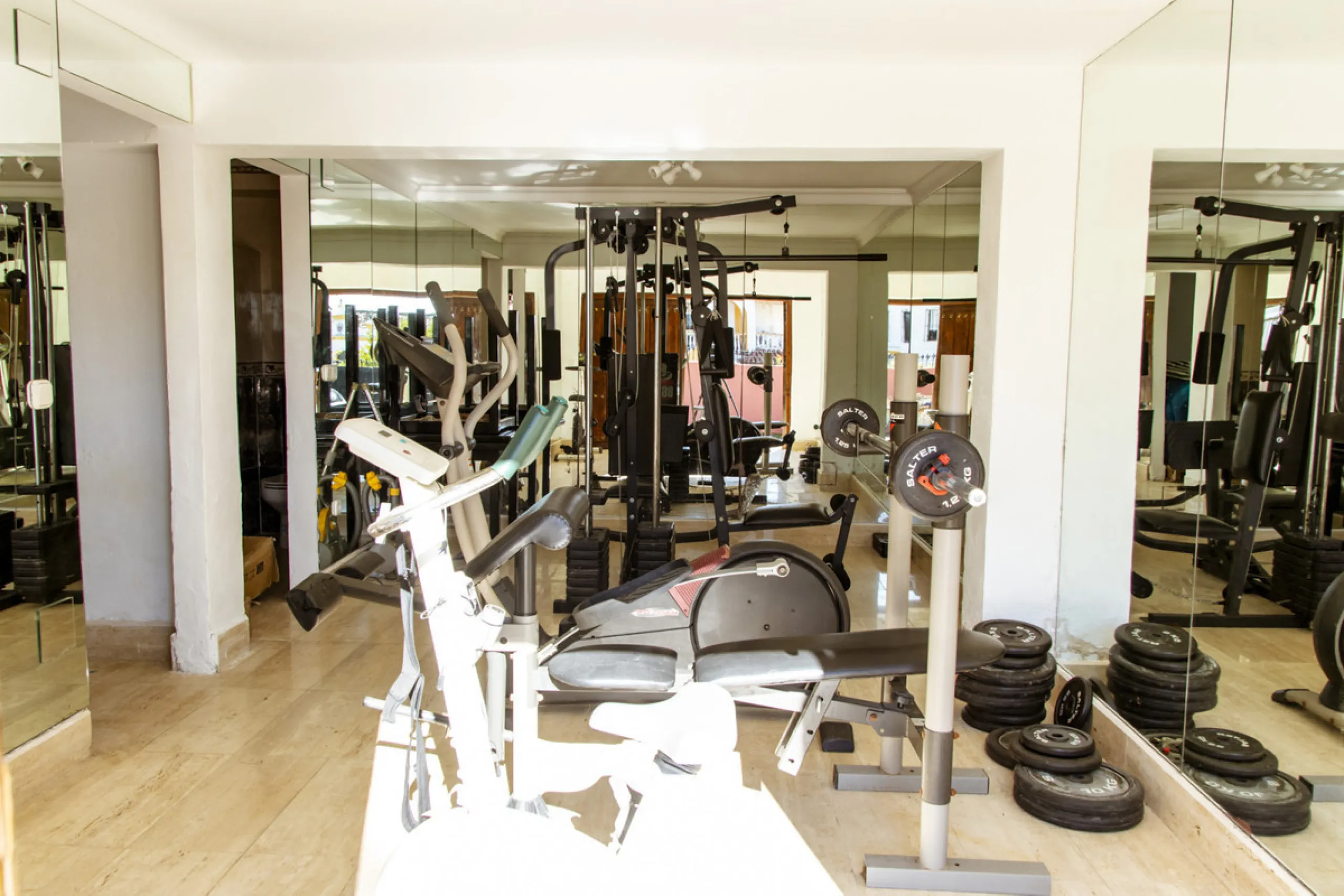 Exquisite villa located in the prestigious La Gaspara area of ​​Estepona, occupying a spacious plot of approximately 2,500 square meters, perfectly facing south.