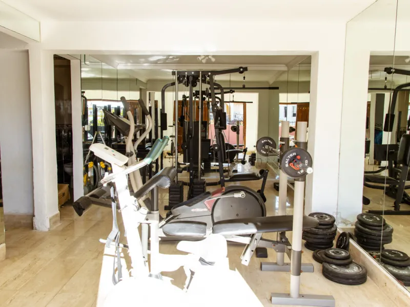 Exquisite villa located in the prestigious La Gaspara area of ​​Estepona, occupying a spacious plot of approximately 2,500 square meters, perfectly facing south.