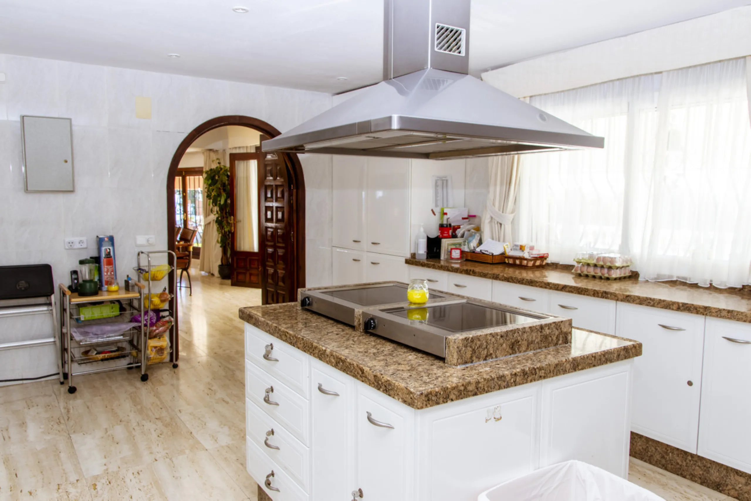 Exquisite villa located in the prestigious La Gaspara area of ​​Estepona, occupying a spacious plot of approximately 2,500 square meters, perfectly facing south.