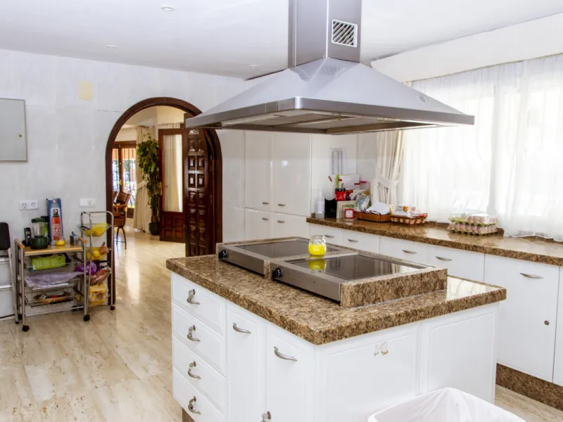 Exquisite villa located in the prestigious La Gaspara area of ​​Estepona, occupying a spacious plot of approximately 2,500 square meters, perfectly facing south.