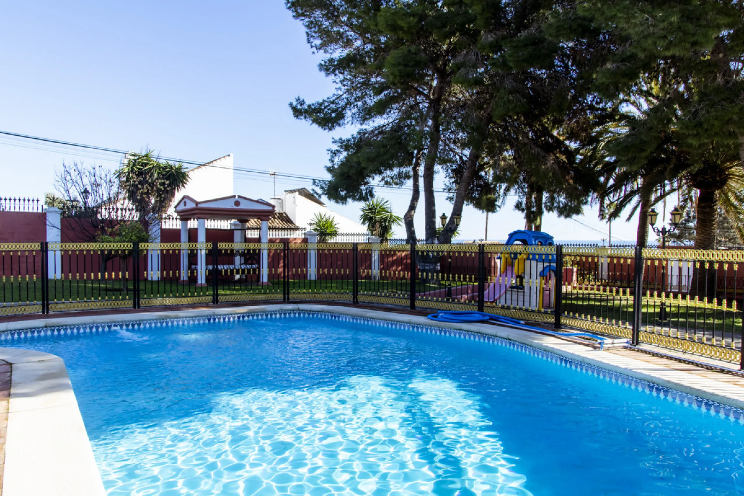 Exquisite villa located in the prestigious La Gaspara area of ​​Estepona, occupying a spacious plot of approximately 2,500 square meters, perfectly facing south.
