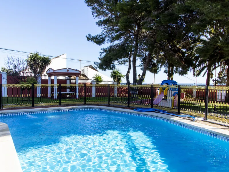 Exquisite villa located in the prestigious La Gaspara area of ​​Estepona, occupying a spacious plot of approximately 2,500 square meters, perfectly facing south.