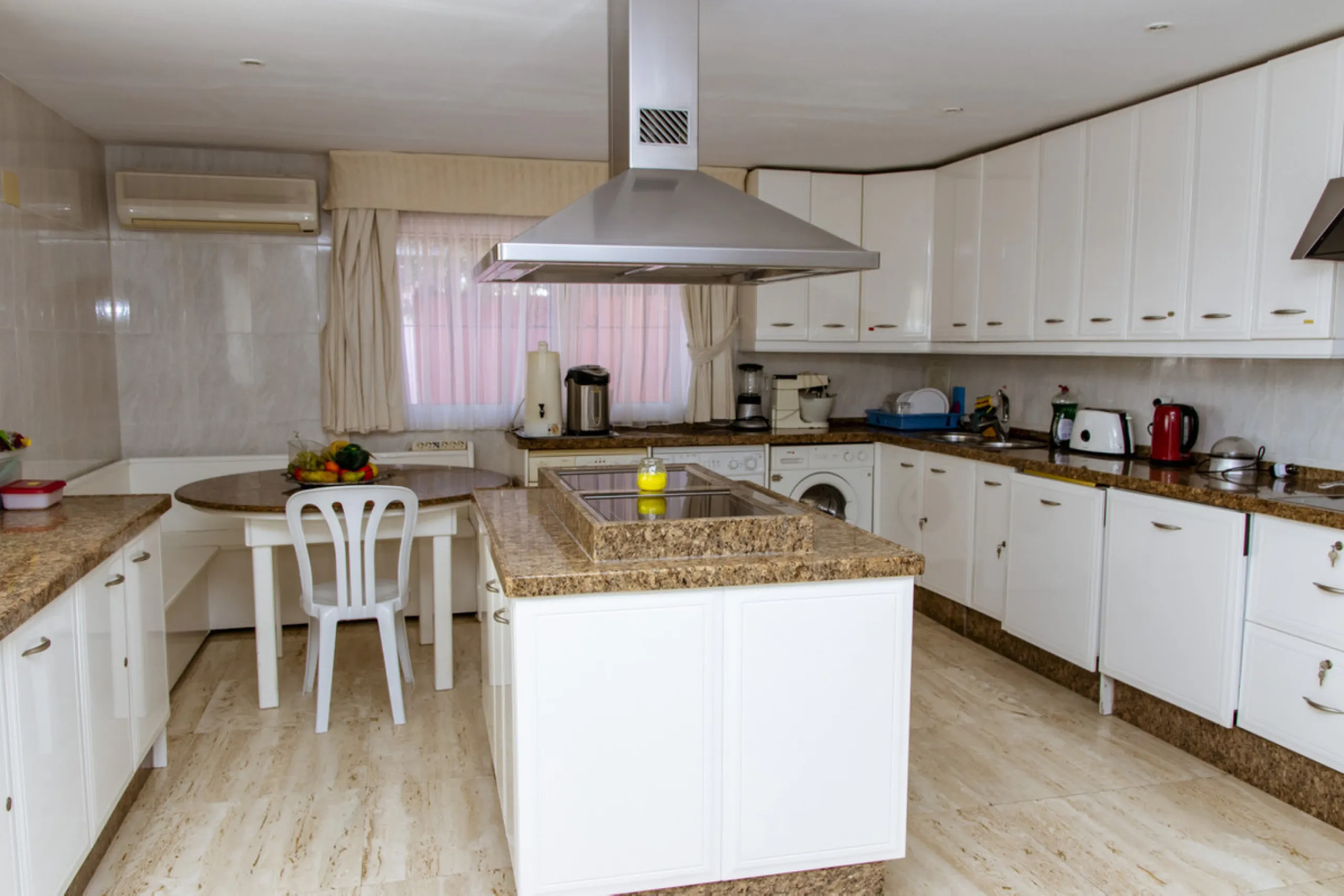 Exquisite villa located in the prestigious La Gaspara area of ​​Estepona, occupying a spacious plot of approximately 2,500 square meters, perfectly facing south.