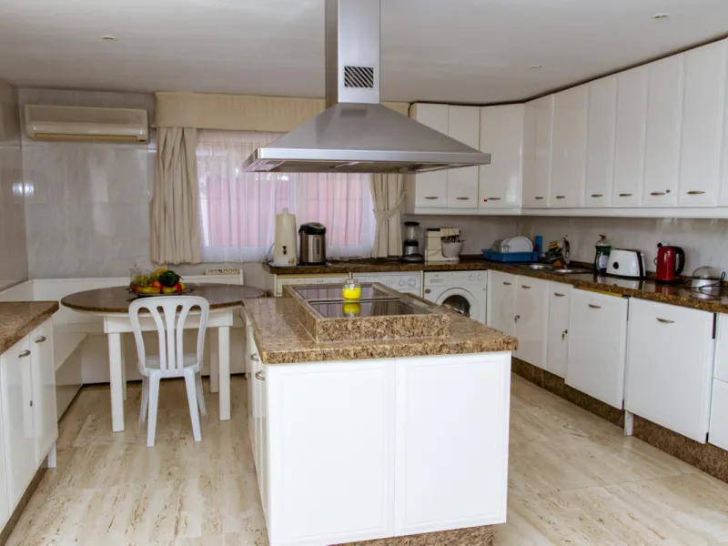 Exquisite villa located in the prestigious La Gaspara area of ​​Estepona, occupying a spacious plot of approximately 2,500 square meters, perfectly facing south.