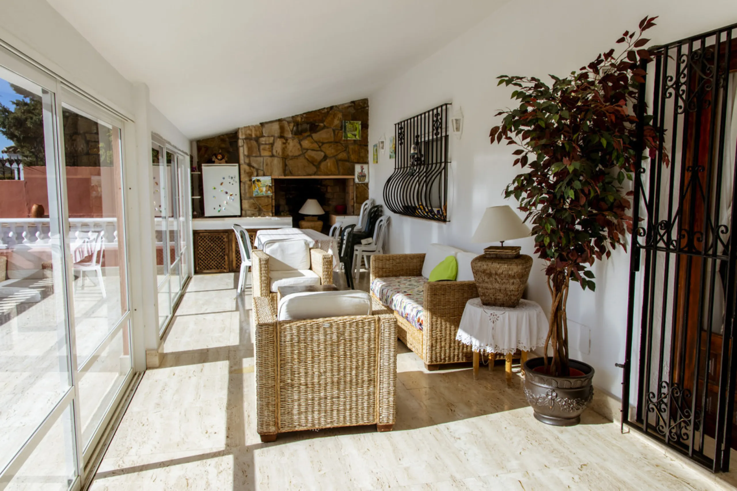 Exquisite villa located in the prestigious La Gaspara area of ​​Estepona, occupying a spacious plot of approximately 2,500 square meters, perfectly facing south.