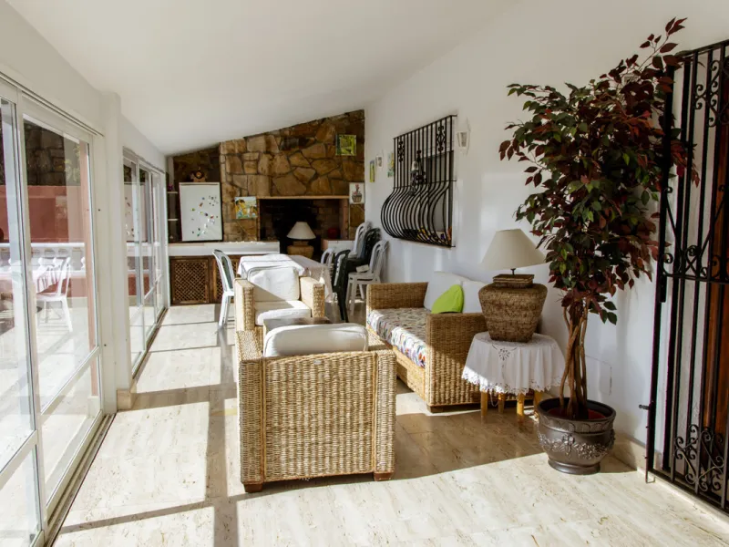 Exquisite villa located in the prestigious La Gaspara area of ​​Estepona, occupying a spacious plot of approximately 2,500 square meters, perfectly facing south.