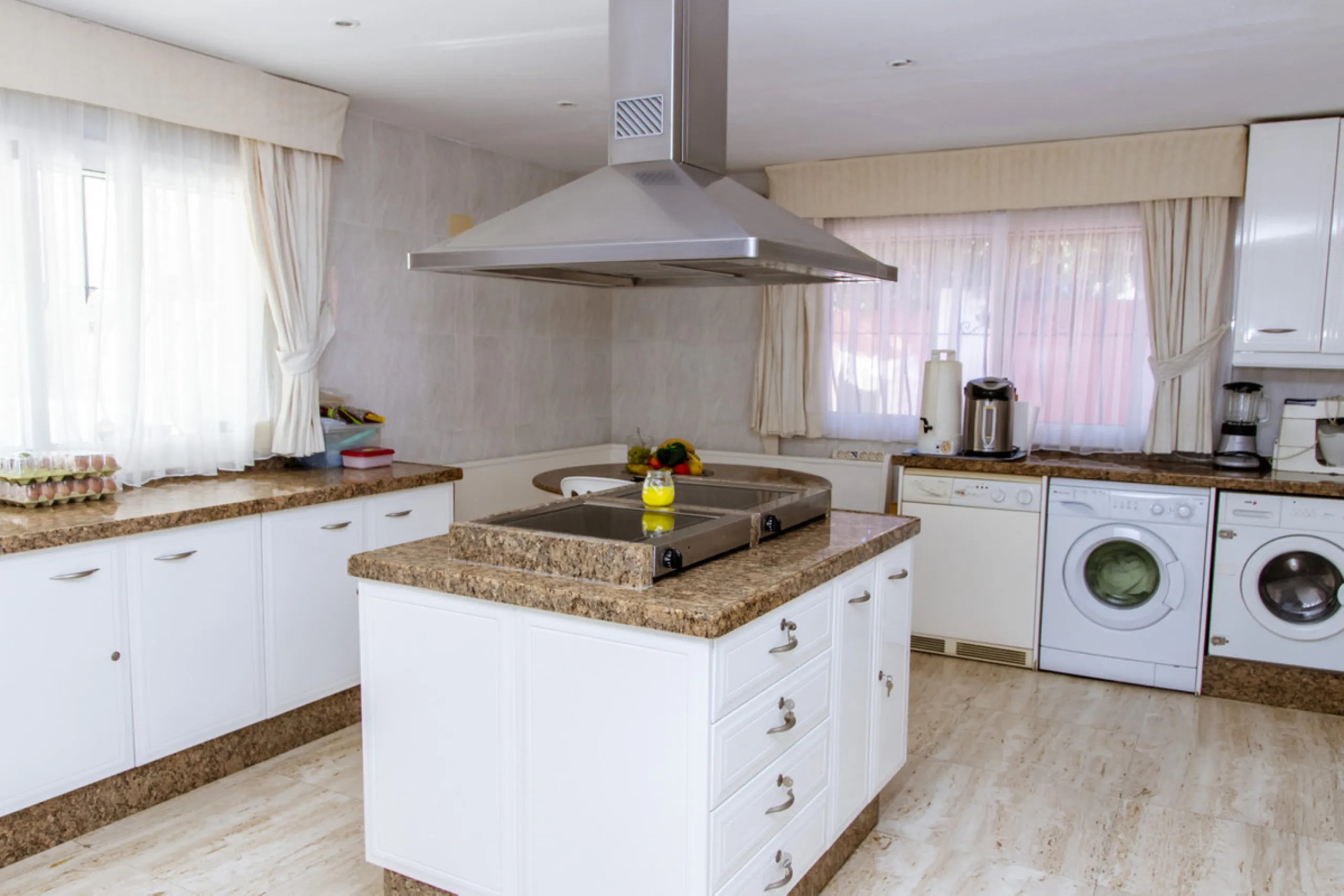 Exquisite villa located in the prestigious La Gaspara area of ​​Estepona, occupying a spacious plot of approximately 2,500 square meters, perfectly facing south.