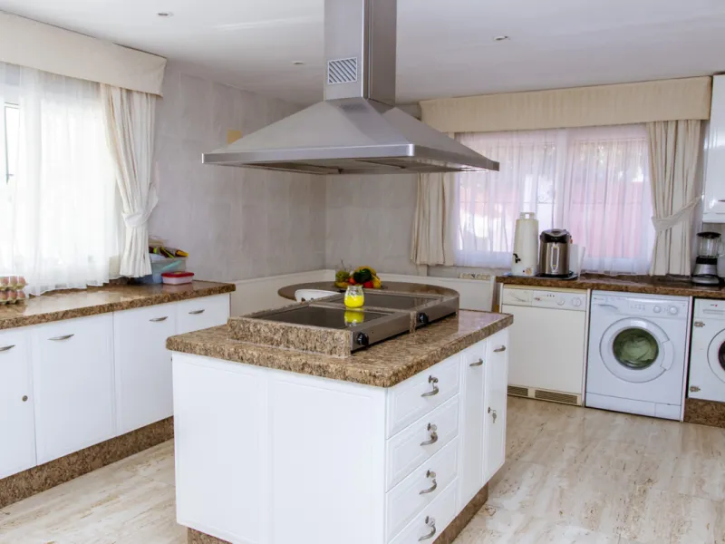 Exquisite villa located in the prestigious La Gaspara area of ​​Estepona, occupying a spacious plot of approximately 2,500 square meters, perfectly facing south.