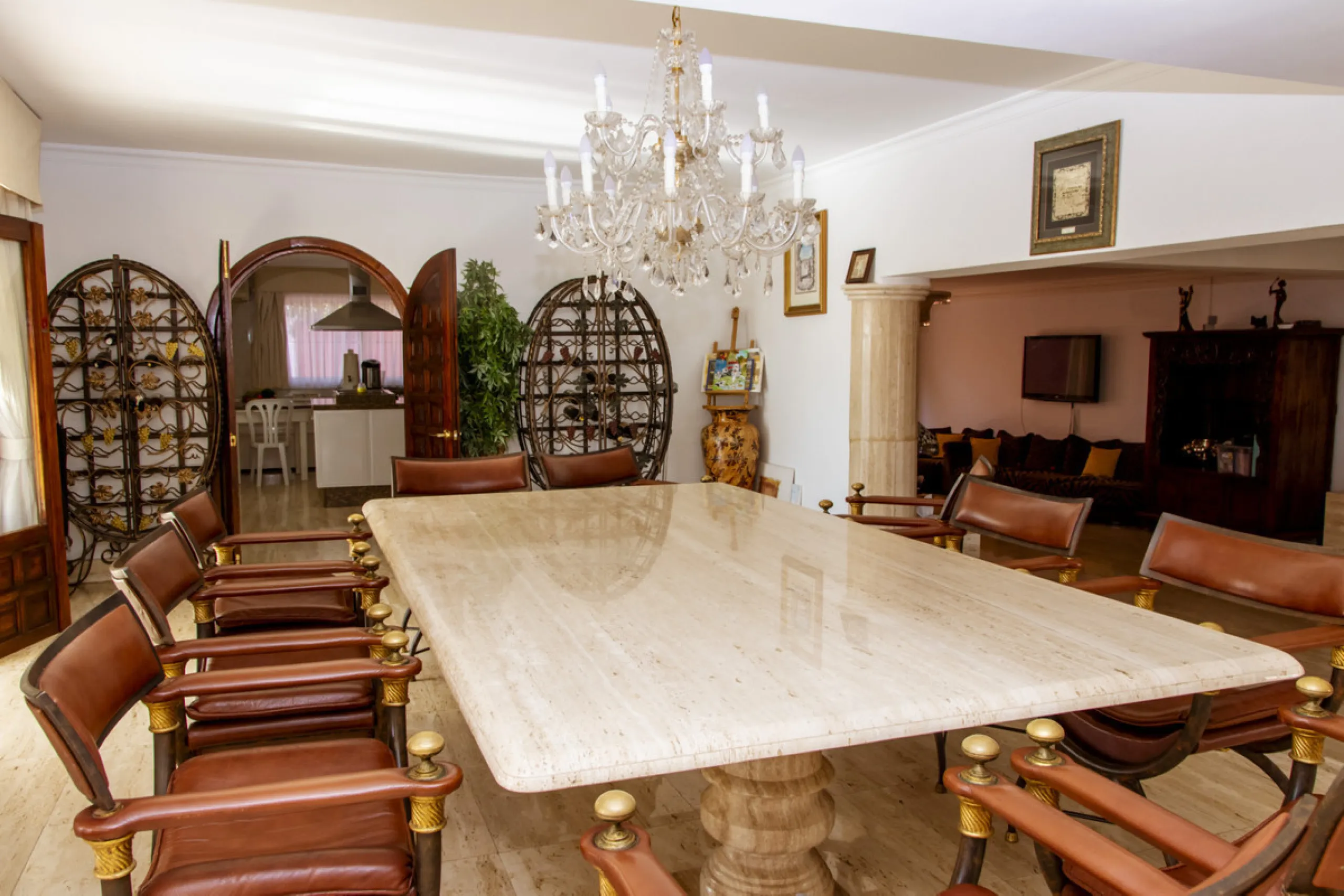Exquisite villa located in the prestigious La Gaspara area of ​​Estepona, occupying a spacious plot of approximately 2,500 square meters, perfectly facing south.