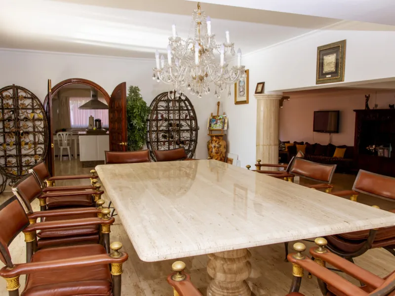 Exquisite villa located in the prestigious La Gaspara area of ​​Estepona, occupying a spacious plot of approximately 2,500 square meters, perfectly facing south.