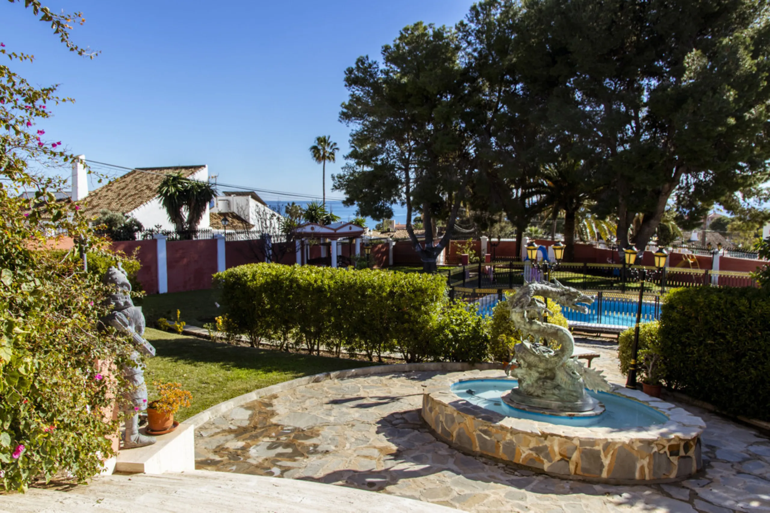 Exquisite villa located in the prestigious La Gaspara area of ​​Estepona, occupying a spacious plot of approximately 2,500 square meters, perfectly facing south.