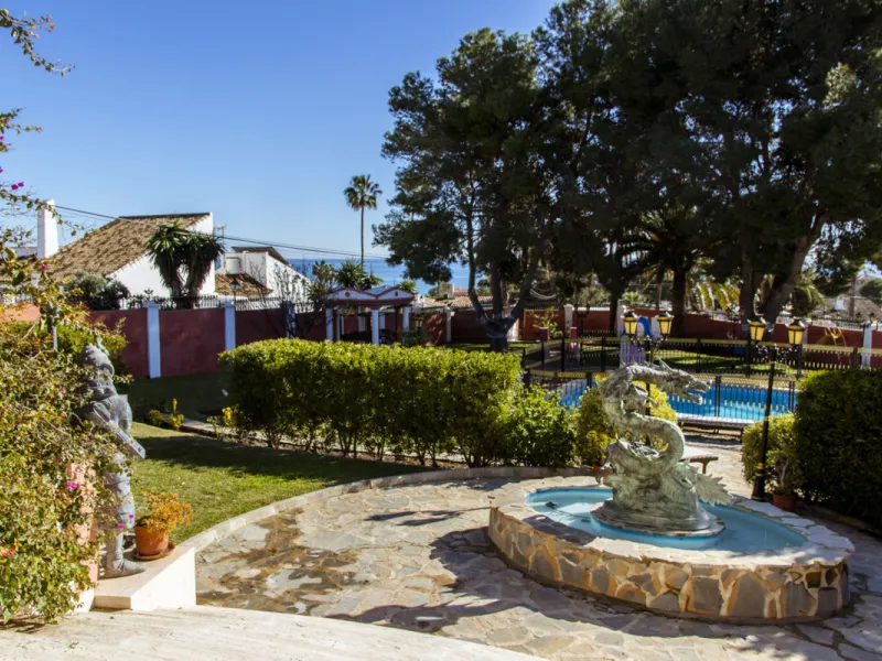 Exquisite villa located in the prestigious La Gaspara area of ​​Estepona, occupying a spacious plot of approximately 2,500 square meters, perfectly facing south.