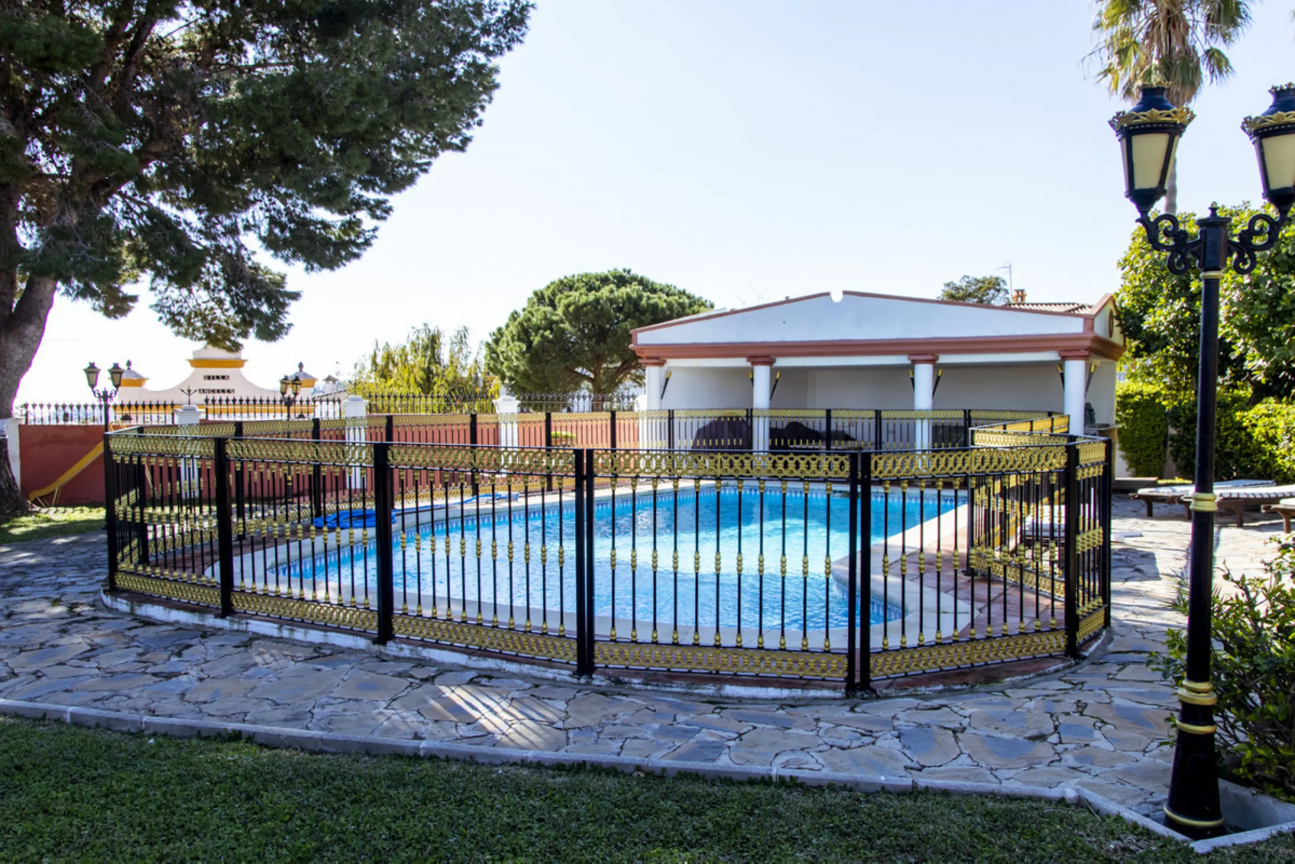 Exquisite villa located in the prestigious La Gaspara area of ​​Estepona, occupying a spacious plot of approximately 2,500 square meters, perfectly facing south.