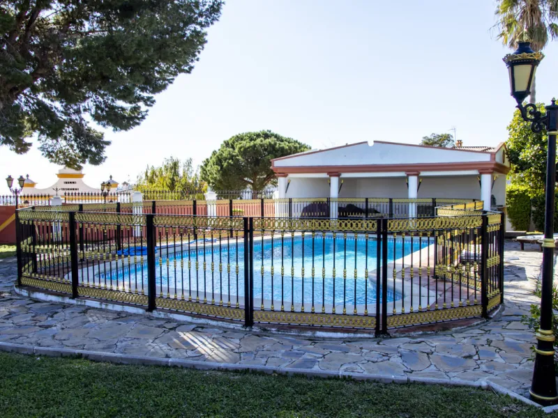 Exquisite villa located in the prestigious La Gaspara area of ​​Estepona, occupying a spacious plot of approximately 2,500 square meters, perfectly facing south.